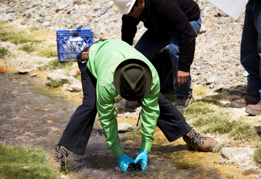 Pascua-Lama desarrolla monitoreo ambiental participativo de agua con crianceros y regantes de Alto del Carmen