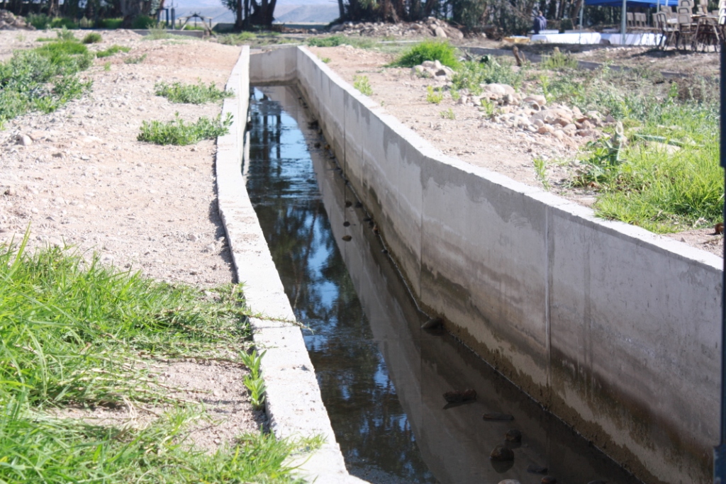 Municipio de Vallenar emite decreto en que informa prohibición de bañarse en canales de regadío