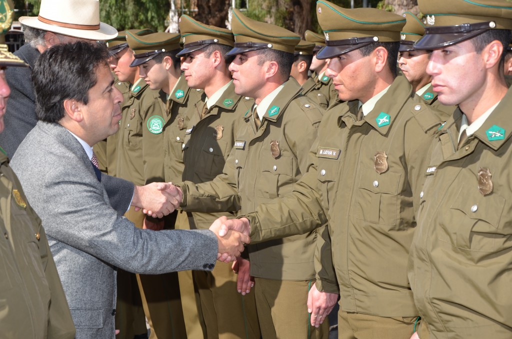 foto intendente saludando a la nueva dotación de carabineros
