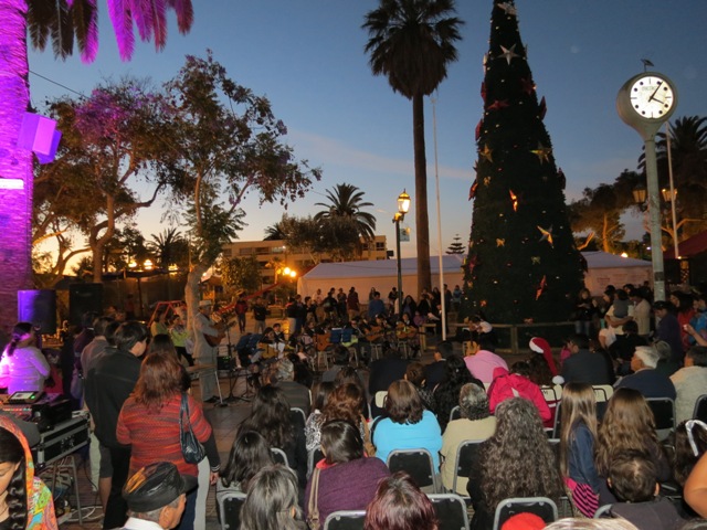Vallenar encendió Árbol de Navidad en plaza O`Higgins