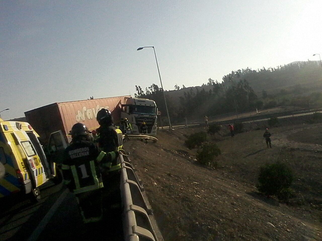 Conductor pierde control de camión y choca con barreras de protección en by pass Vallenar - Copiapó