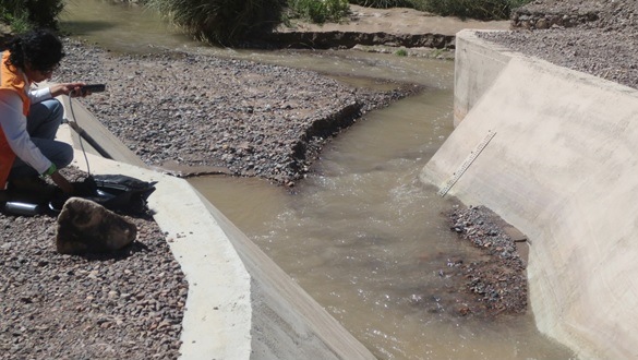 Monitorean calidad de aguas para descartar contaminación por crecida de caudal del río