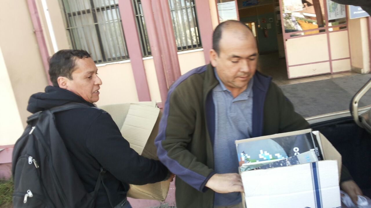 Comunicadores entregan más de dos mil libros para biblioteca de Los Tambos dañada por aluvión