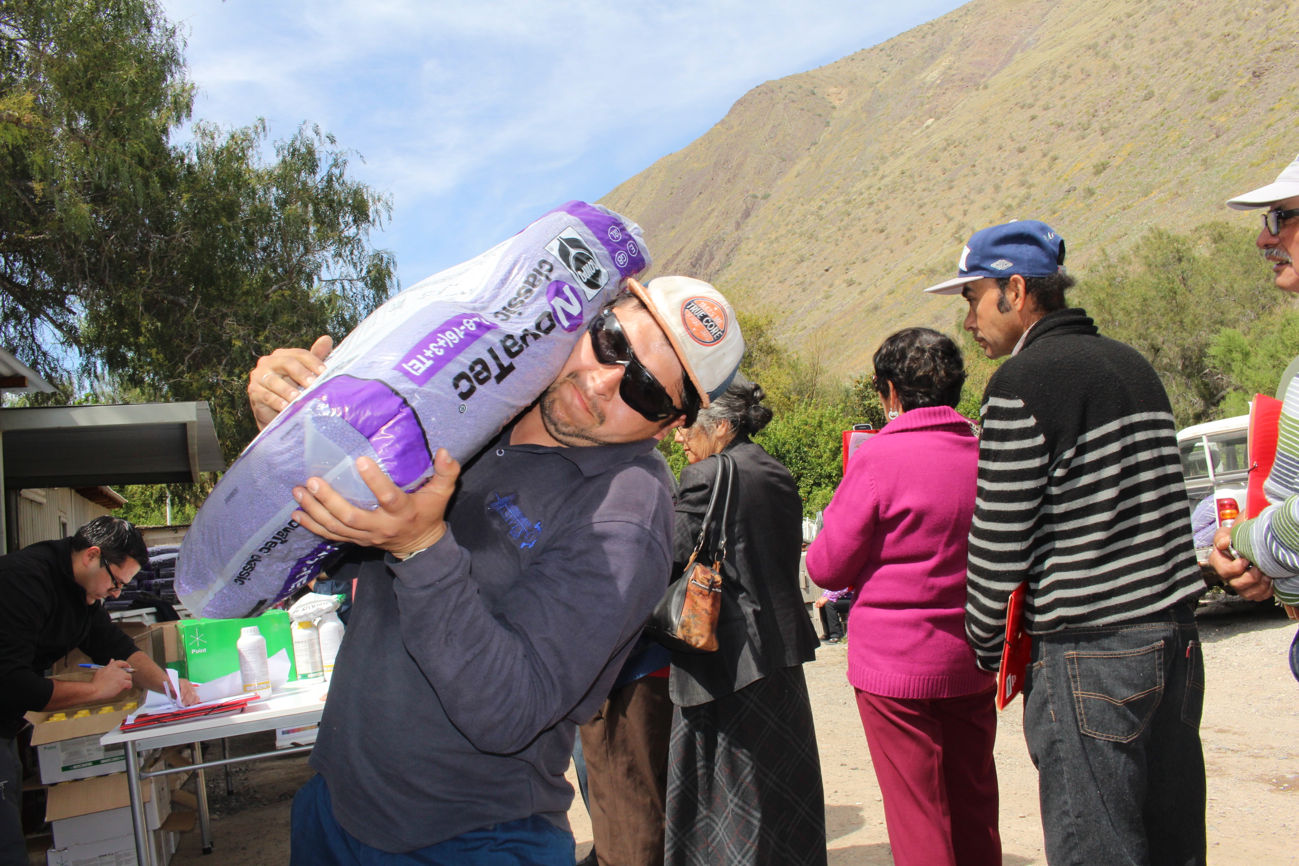 Campesinos en Alto del Carmen reciben kits amigables con el medio ambiente
