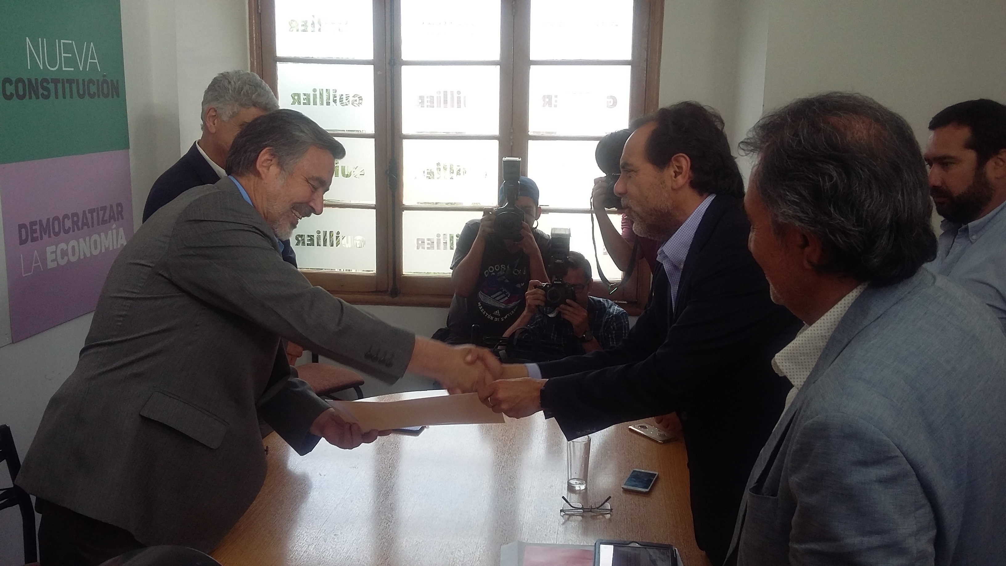 Partido de Jaime Mulet entrega apoyo oficial a candidato Alejandro Guillier