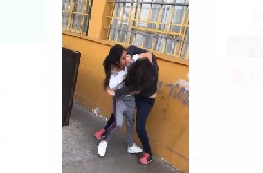 Graban pelea de escolares a plena luz de día en colegio de Vallenar