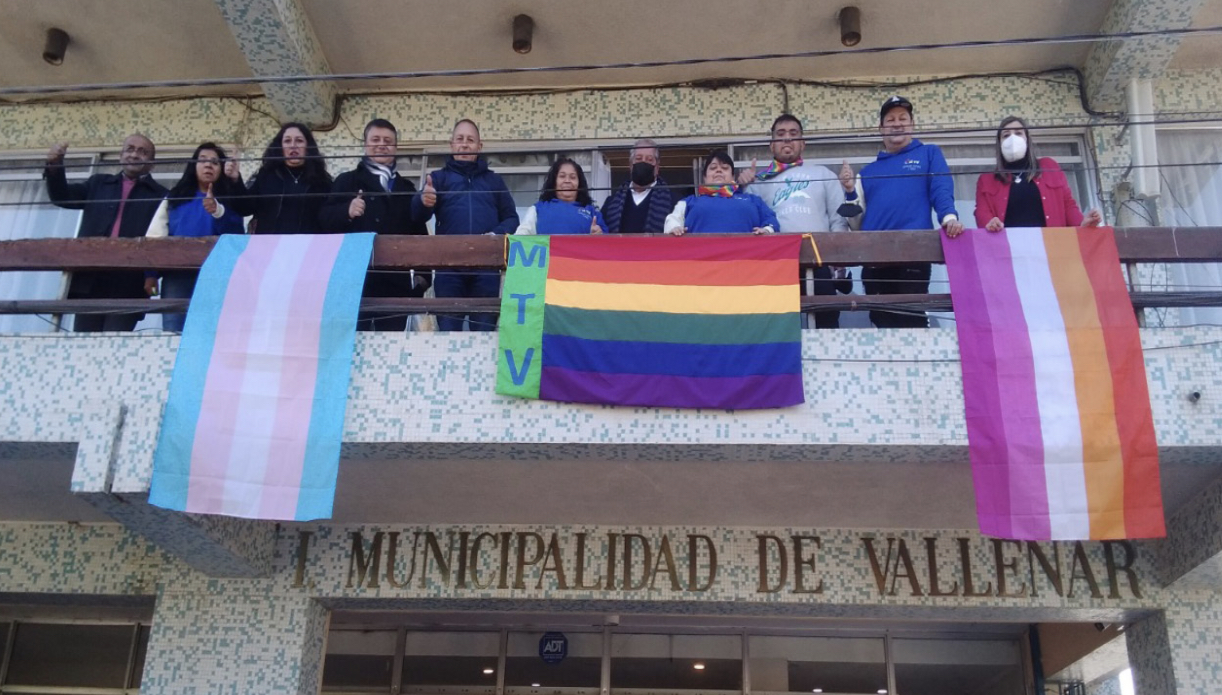 Banderas de la diversidad flamearon en el edificio consistorial de la Municipalidad de Vallenar