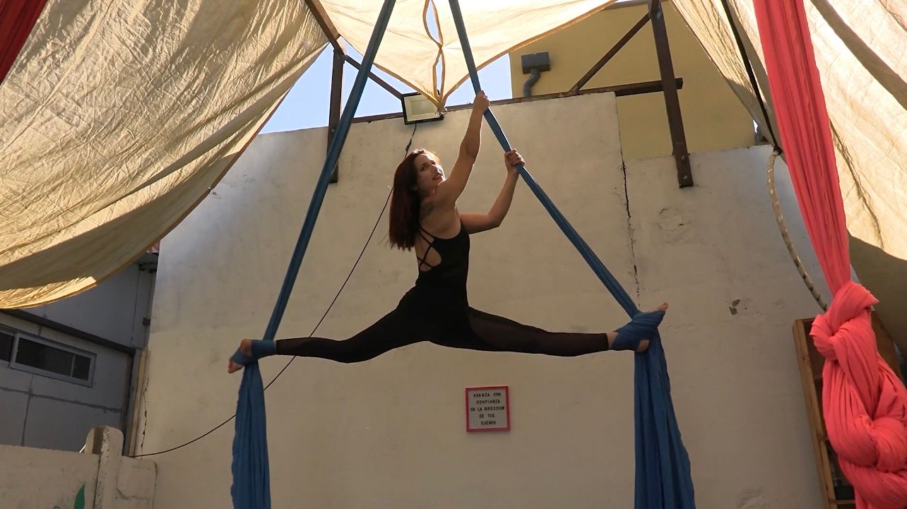 Agustina Ponce y las telas acrobáticas de “Volaré Acrobacias Aéreas” en Vallenar