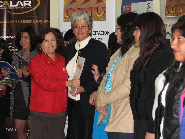 Mujeres certifican en oficio gracias a Fundación Prodemu