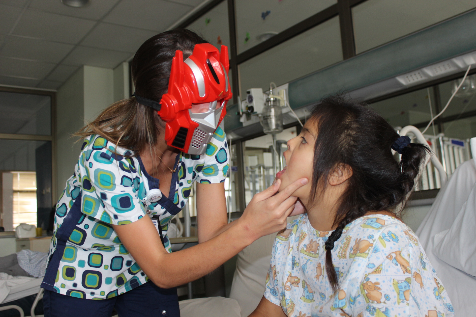 Superhéroes atienden a pequeños en el Hospital Provincial del Huasco