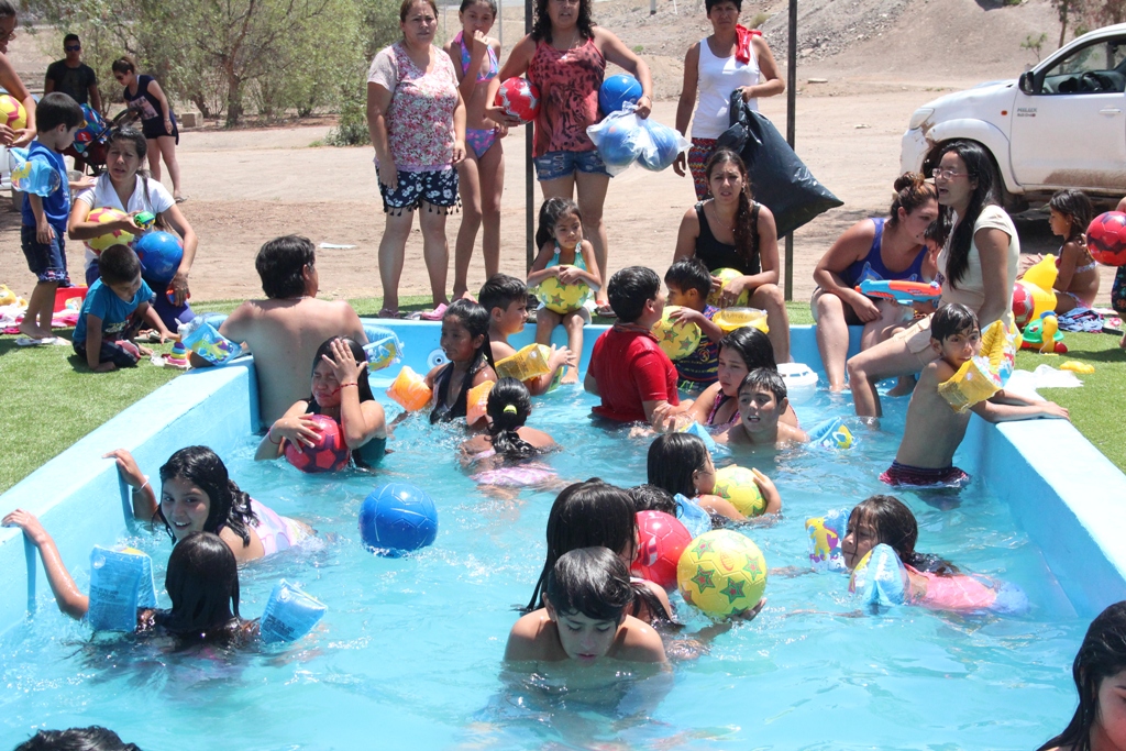 Niños y sus familias disfrutan de un refrescante verano en Incahuasi