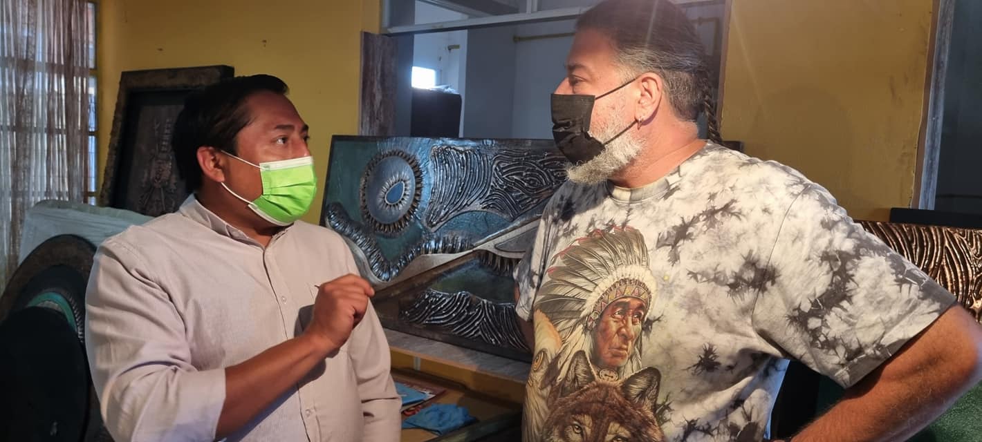 Seremi de Cultura visita a artista que trabaja el repujado en cobre
